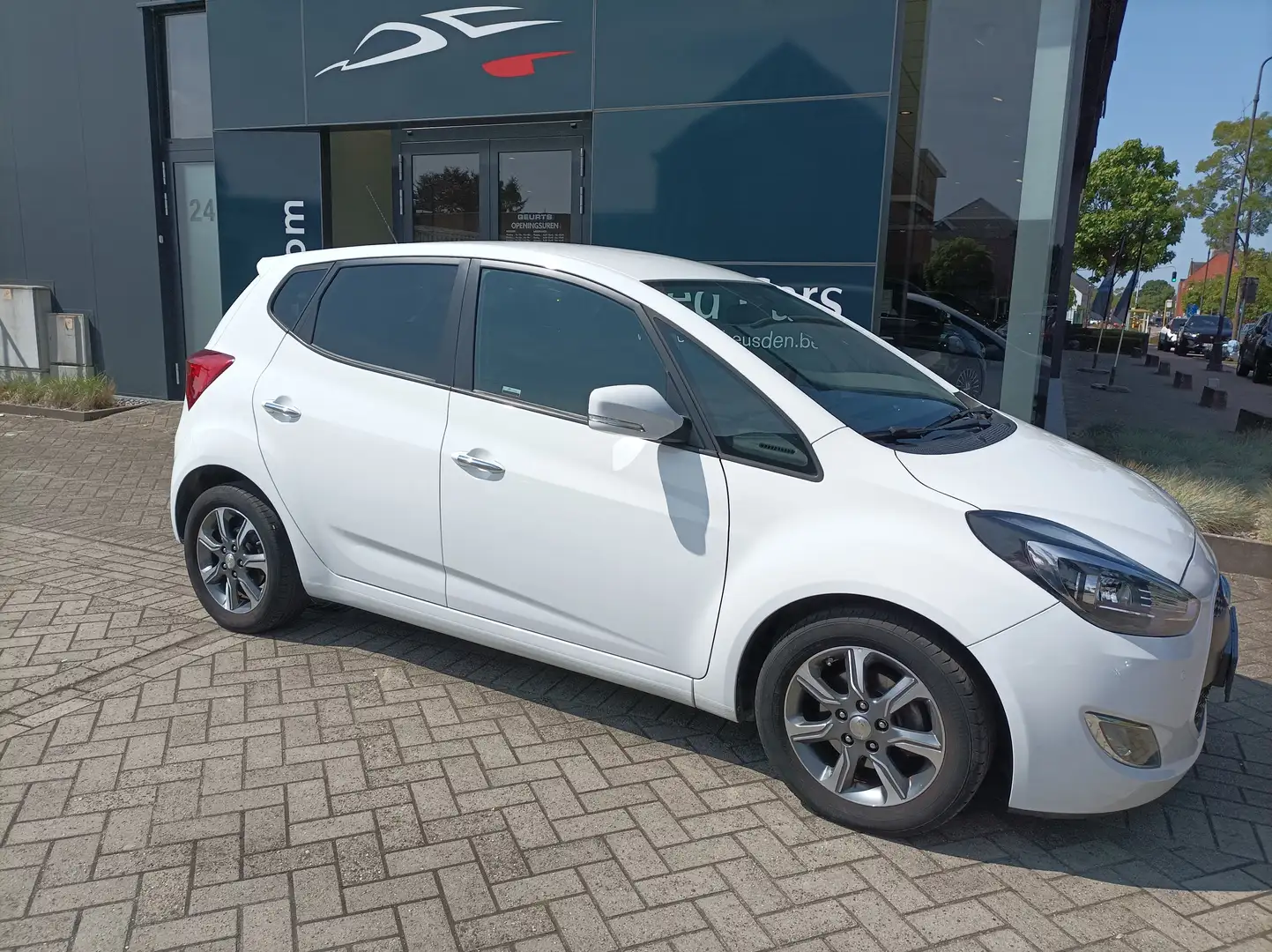 Hyundai iX20 1.6i Pop Bílá - 2