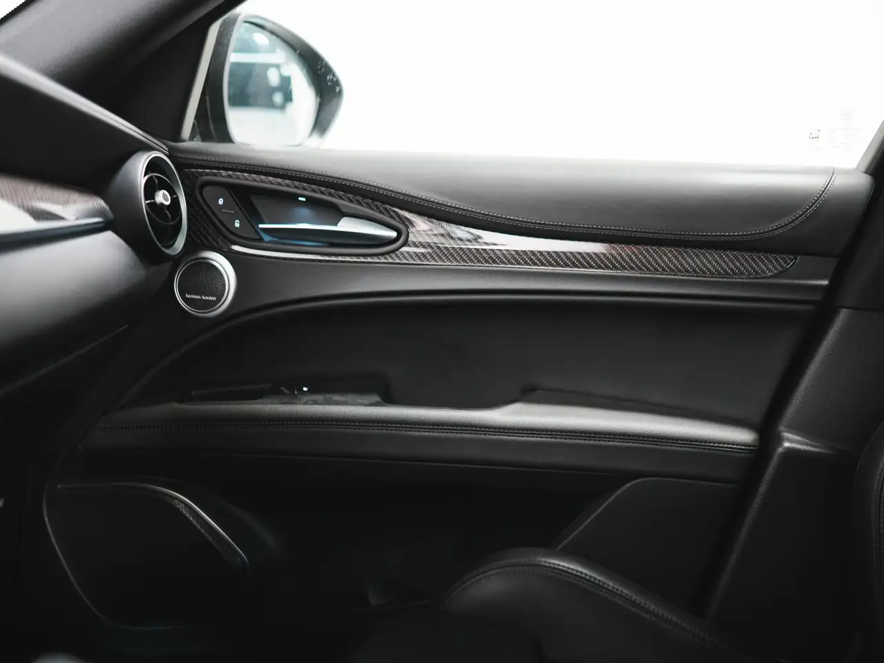 Alfa Romeo Stelvio снимка Alfa Romeo Stelvio