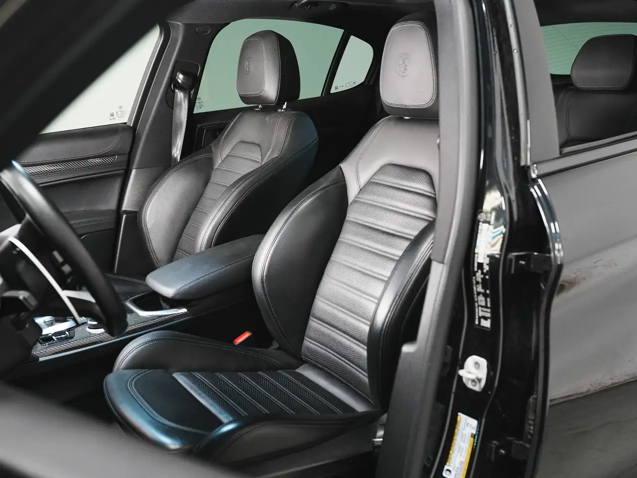 Alfa Romeo Stelvio снимка Alfa Romeo Stelvio