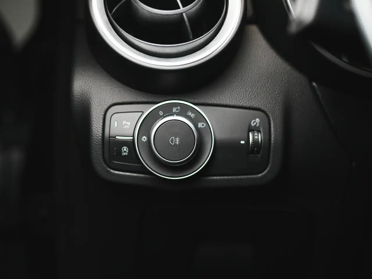 Alfa Romeo Stelvio снимка Alfa Romeo Stelvio