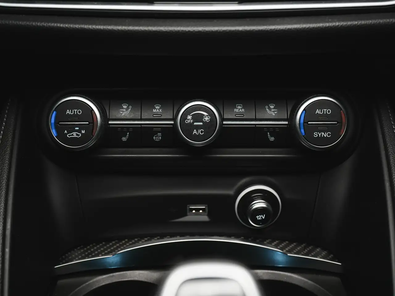 Alfa Romeo Stelvio снимка Alfa Romeo Stelvio