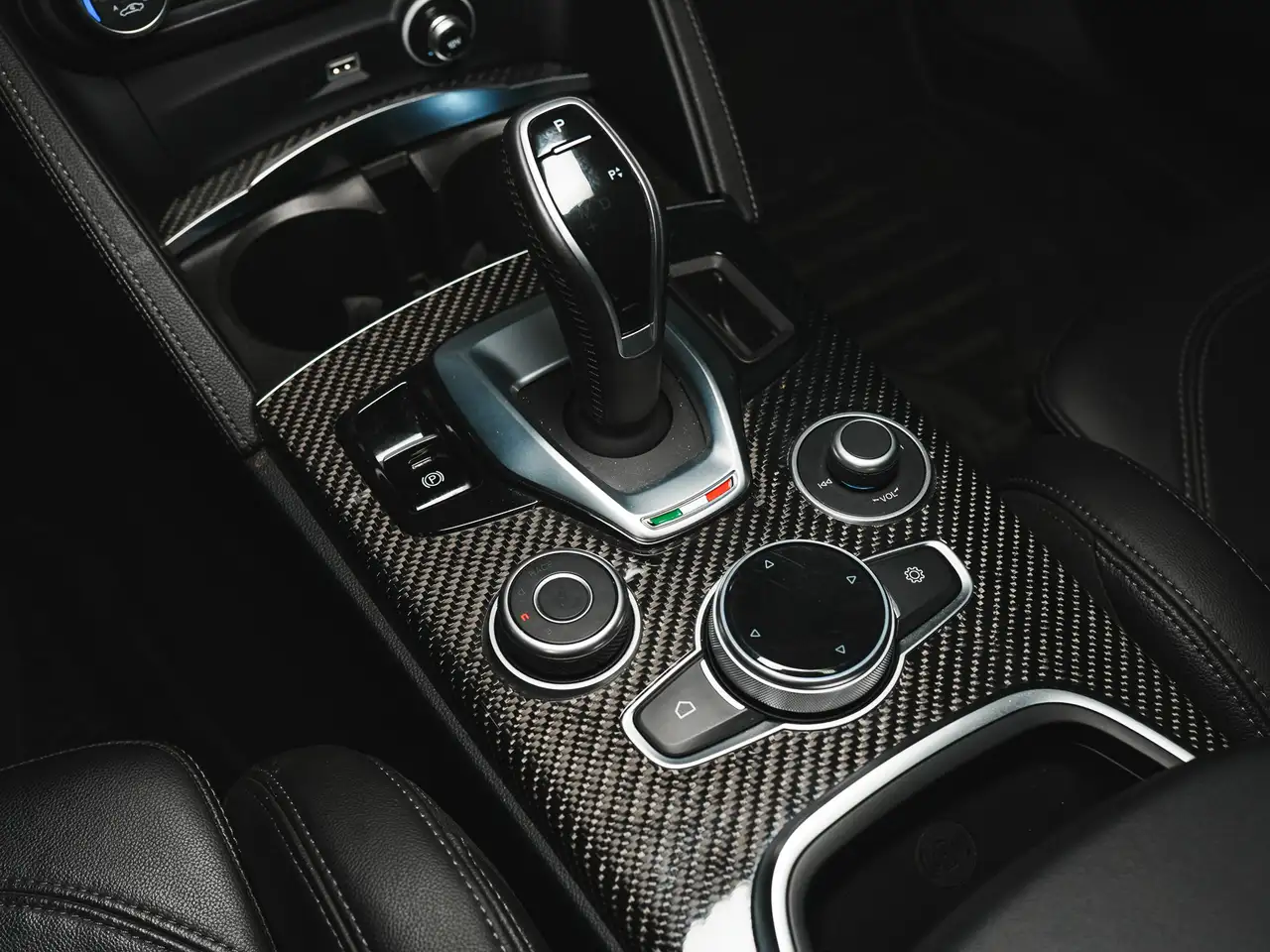 Alfa Romeo Stelvio снимка Alfa Romeo Stelvio