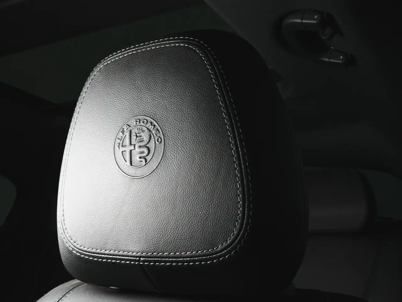 Alfa Romeo Stelvio снимка Alfa Romeo Stelvio