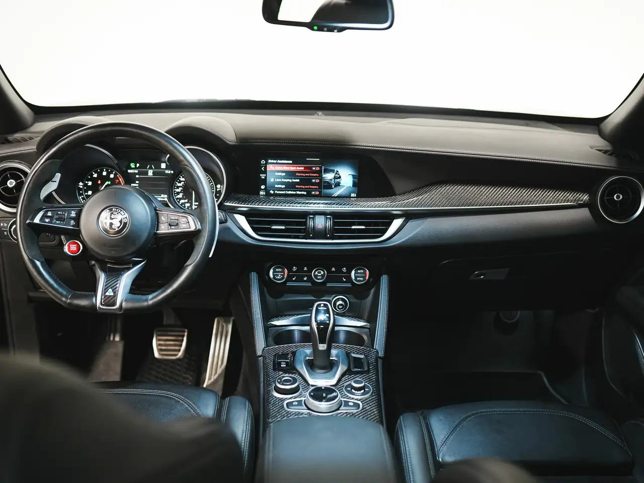 Alfa Romeo Stelvio снимка Alfa Romeo Stelvio