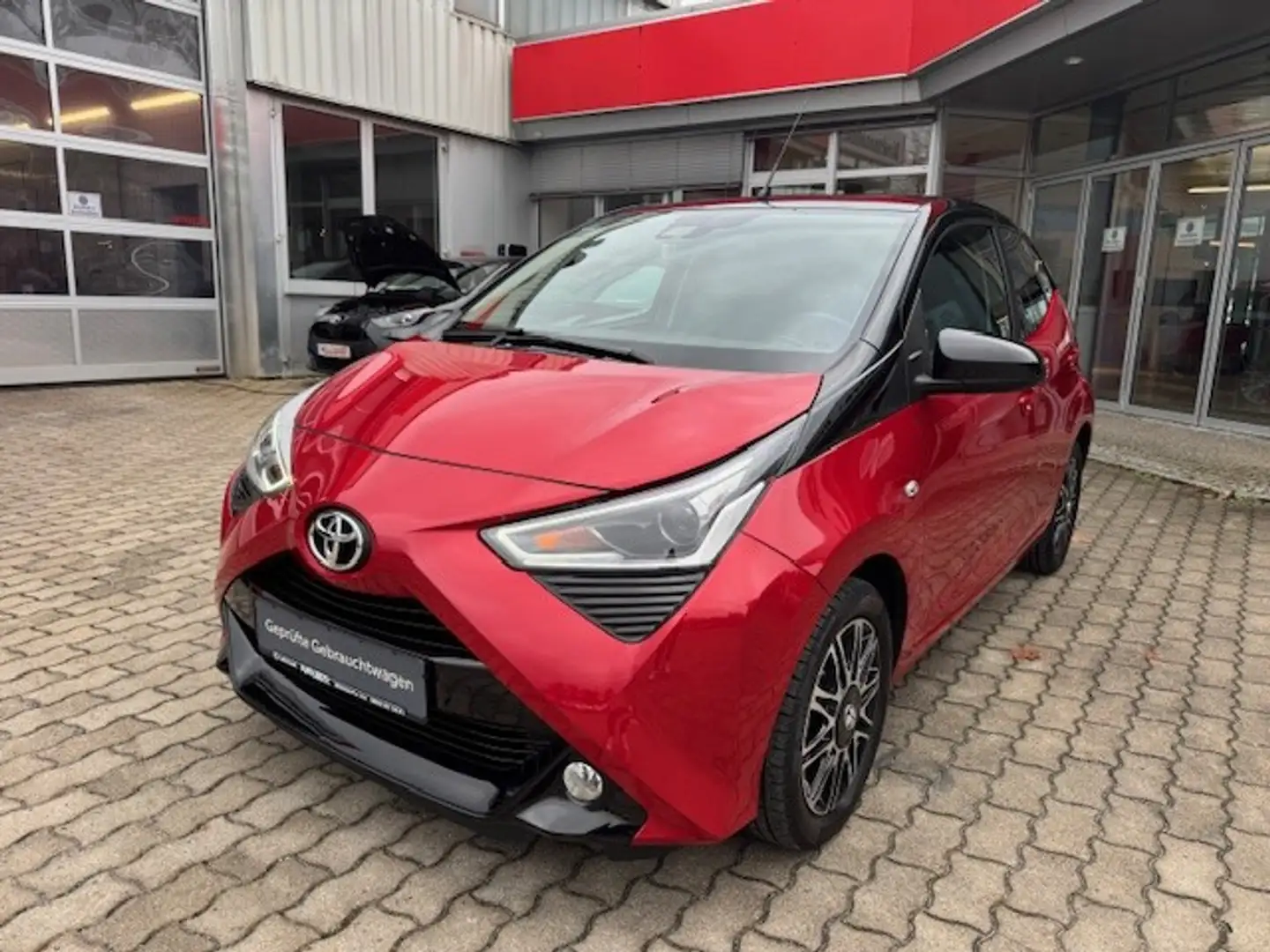 Toyota Aygo X x-shift x-clusive Style Selection Rot - 2