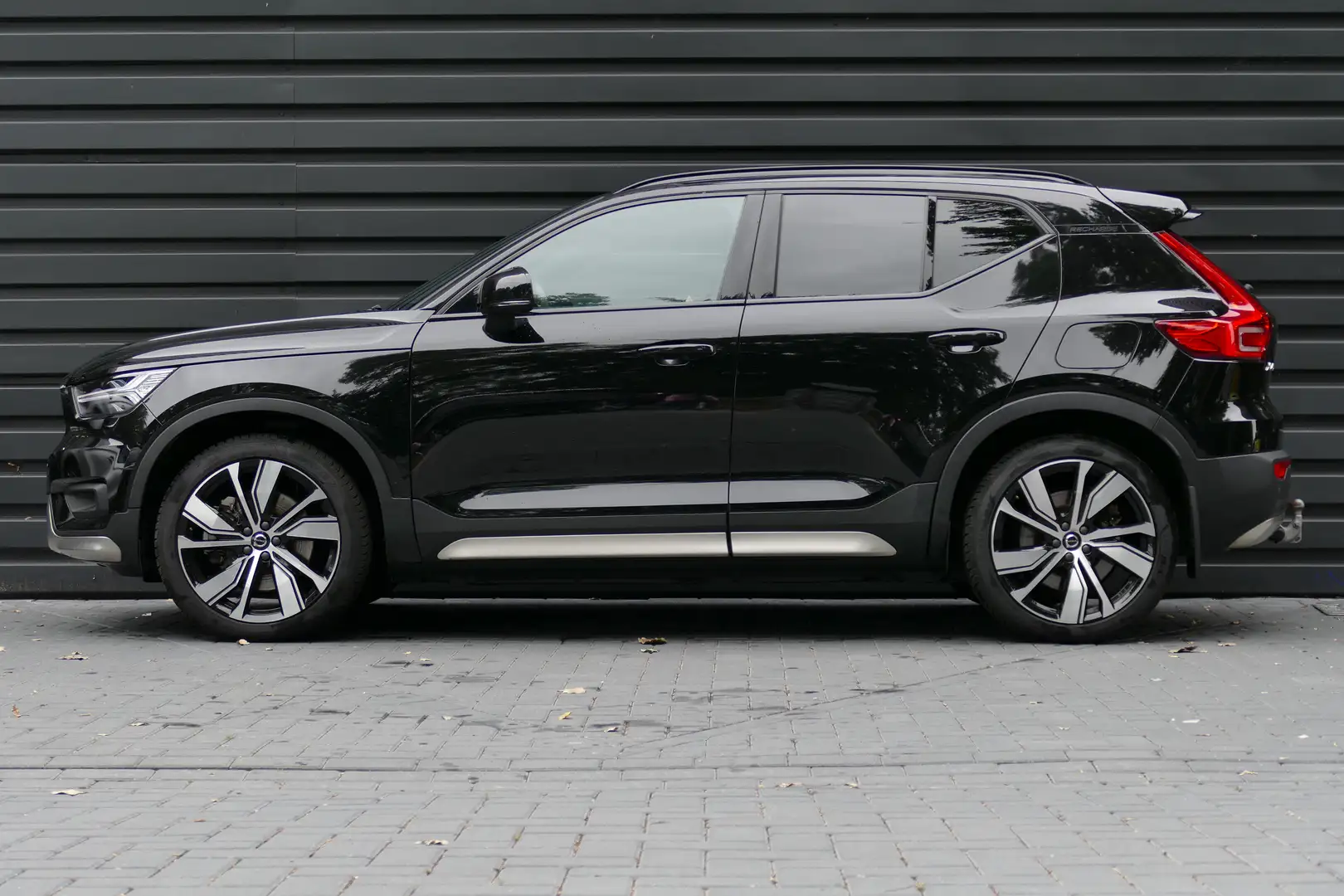 Volvo XC40 Recharge P8 AWD R-Design / NAVI / CLIMA / PDC / 20 Zwart - 2