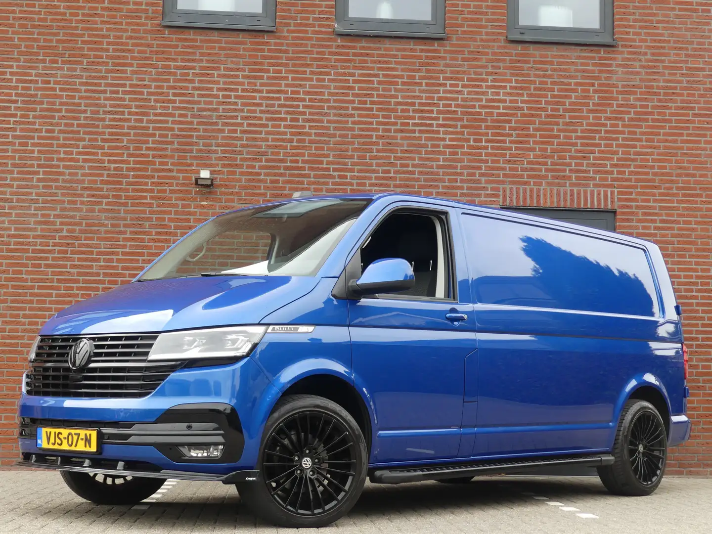 Volkswagen T6.1 Transporter 2.0 TDI Bulli L2H1 28 Blauw - 1
