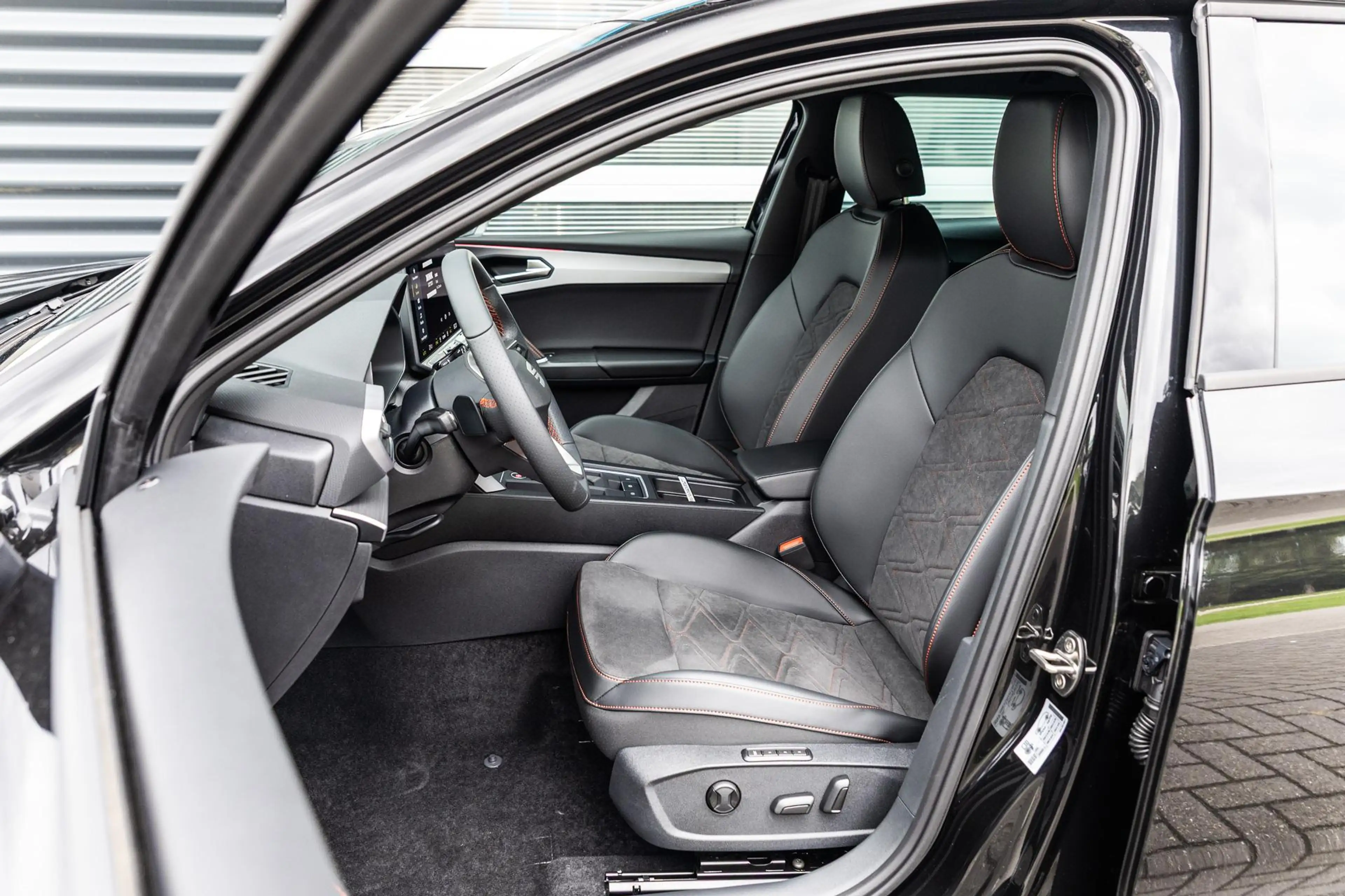 SEAT Leon e-Hybrid Sportstourer 1.5 TSI 204pk FR Business | 18" Velge — photo 4