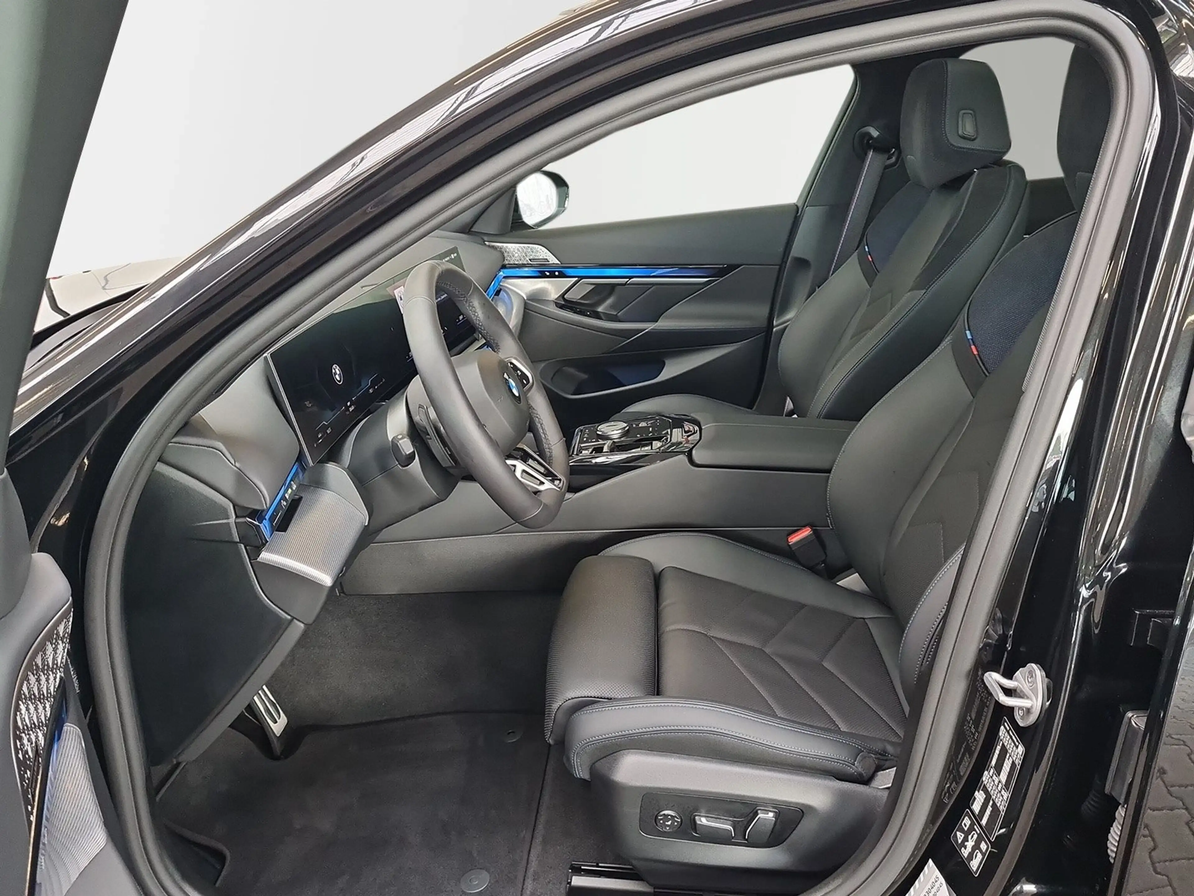 BMW 520 d xDrive Touring M-Sport Pro AHK Pano Head-Up uvm. — photo 8