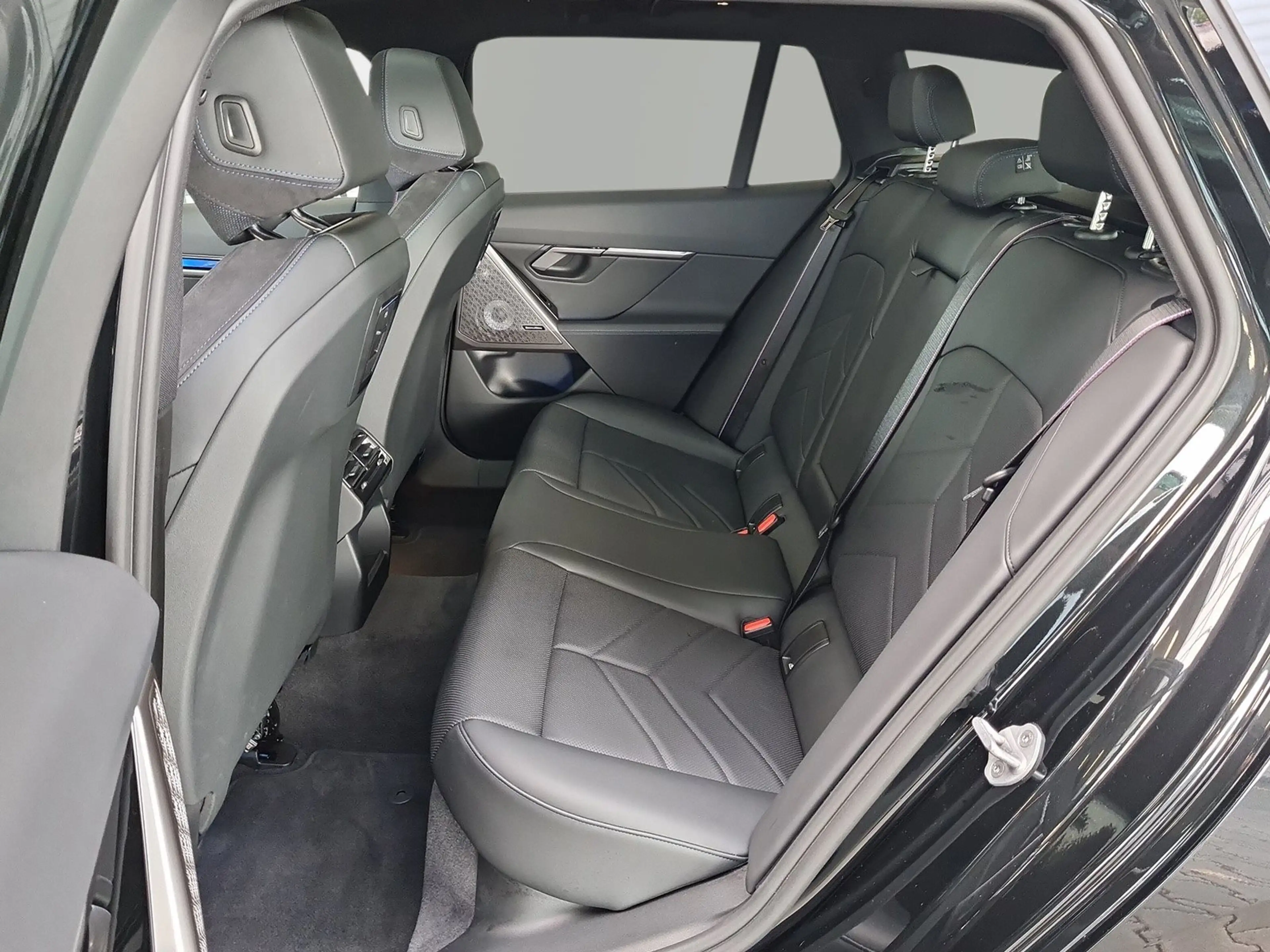 BMW 520 d xDrive Touring M-Sport Pro AHK Pano Head-Up uvm. — photo 12