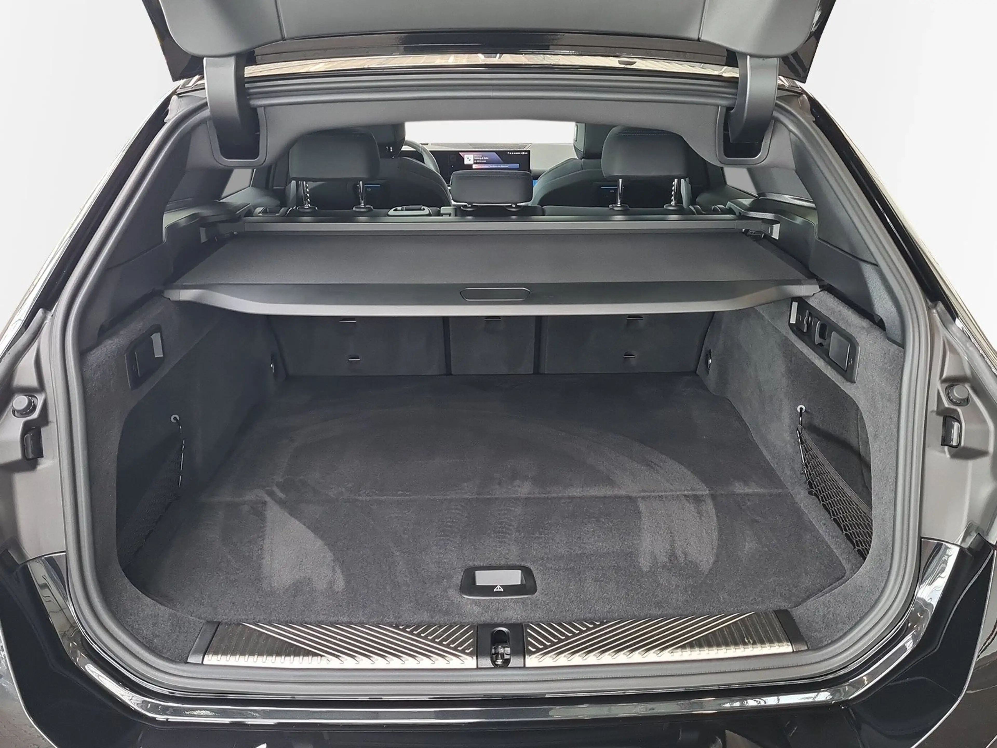 BMW 520 d xDrive Touring M-Sport Pro AHK Pano Head-Up uvm. — photo 13