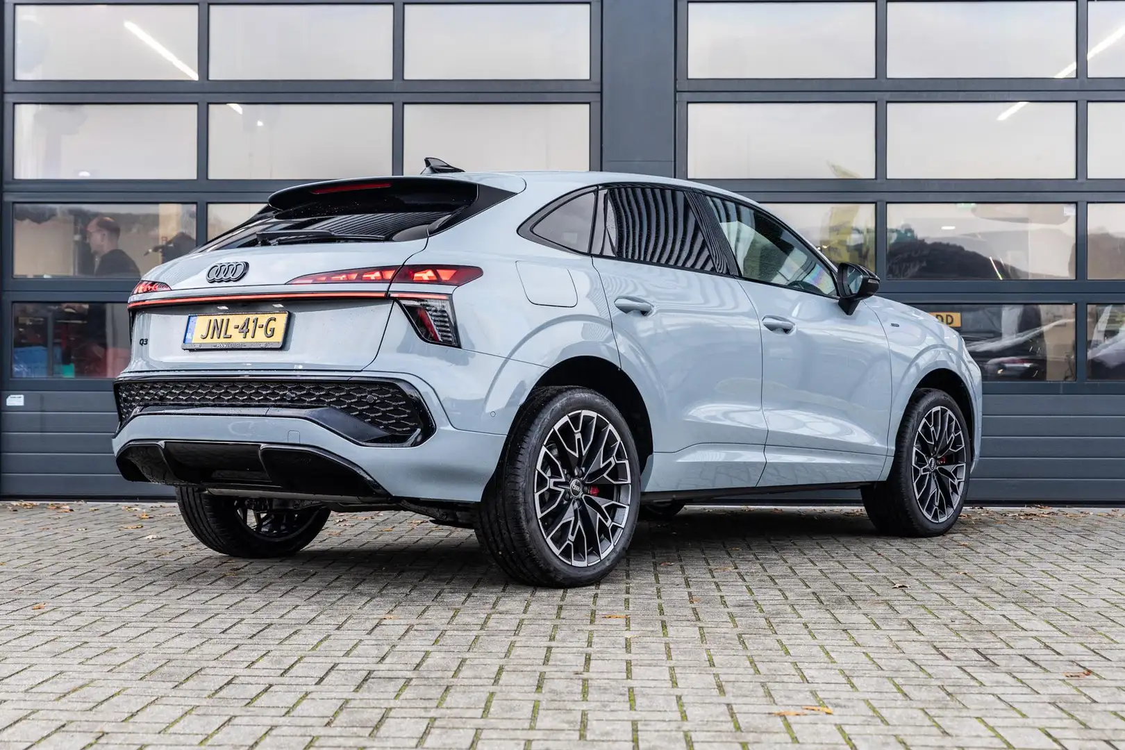 Audi Q3 1.5 272pk e-hybrid S Edition | Head-up | SONOS | 2 Grijs - 2