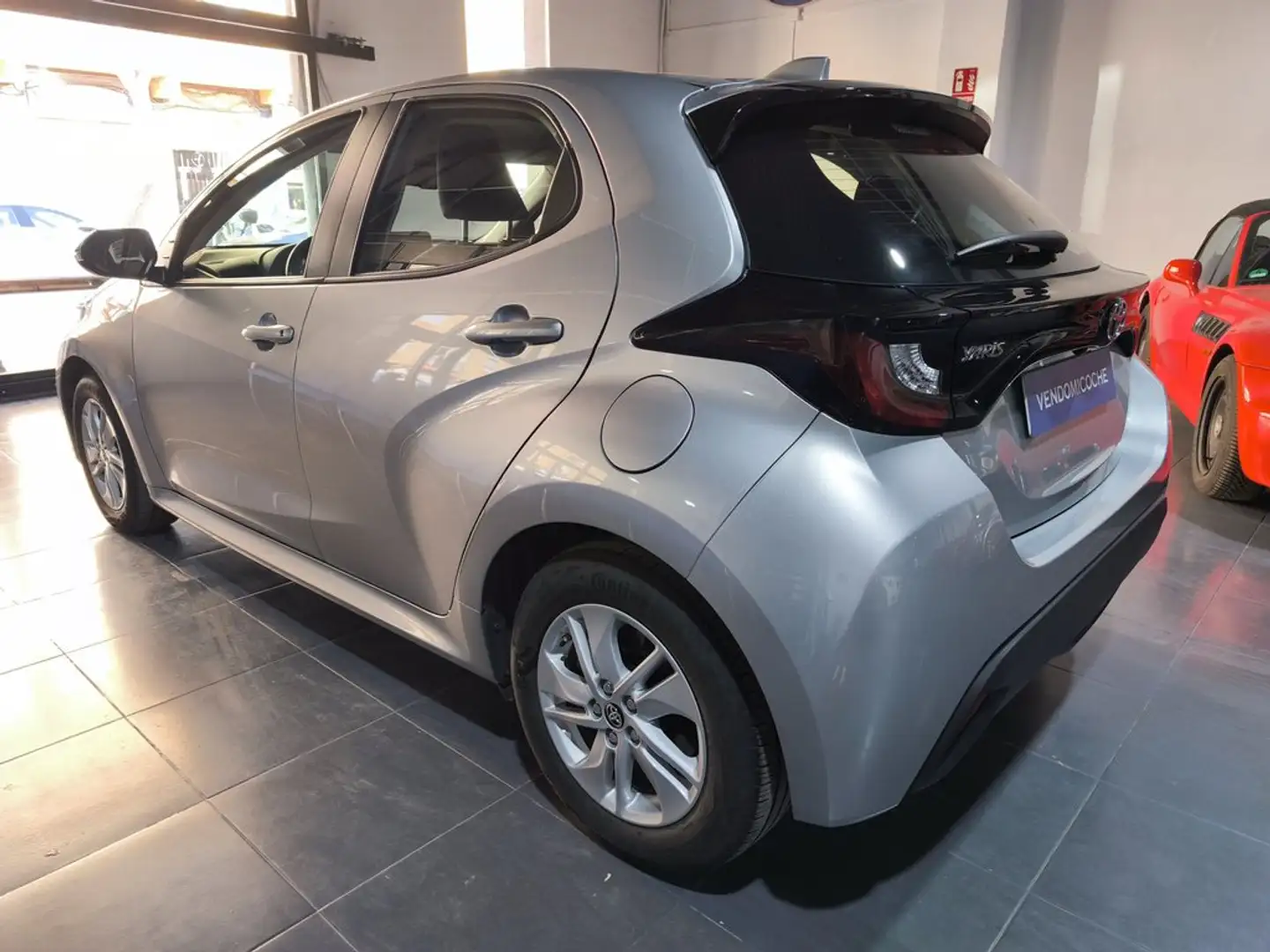 Toyota Yaris 120H 1.5 Business Plus Grau - 2