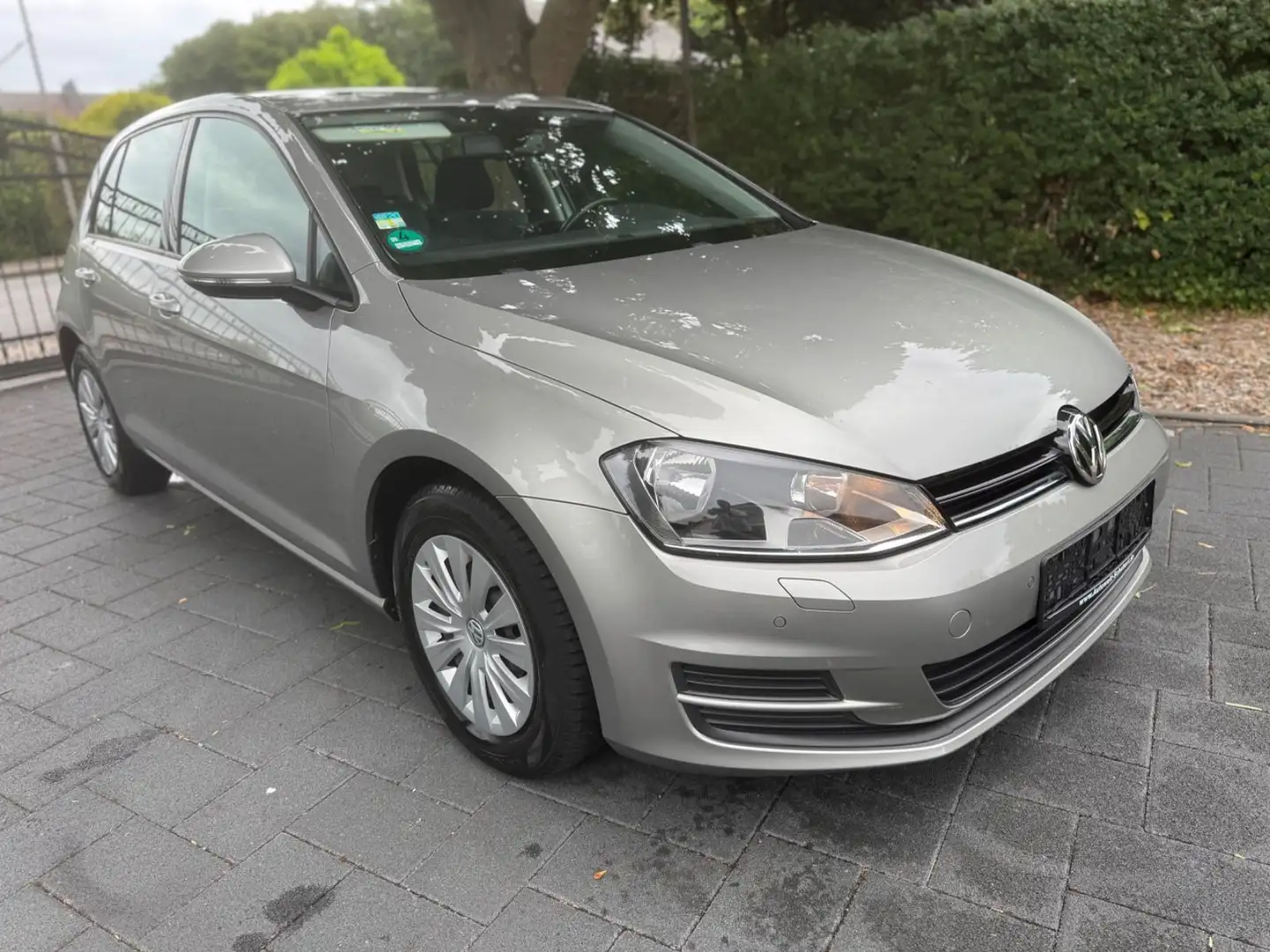 Volkswagen Golf VII Limousine Tüv neu Alwetterreifen Argent - 1