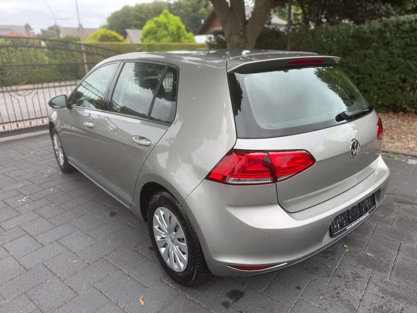 Volkswagen Golf VII Limousine Tüv neu Alwetterreifen Argent - 2
