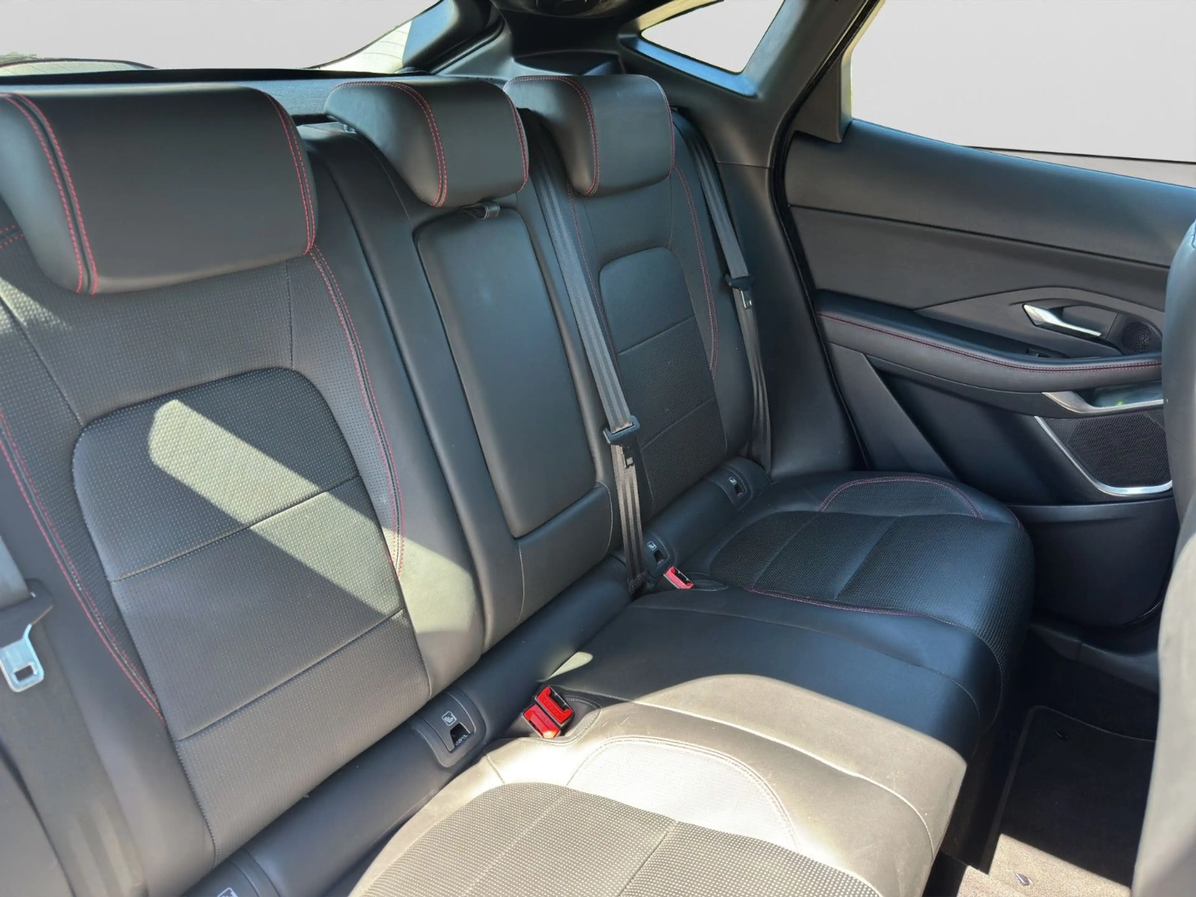 Jaguar E-Pace D180 First Edition AWD| BlackPack|HUD| — photo 15