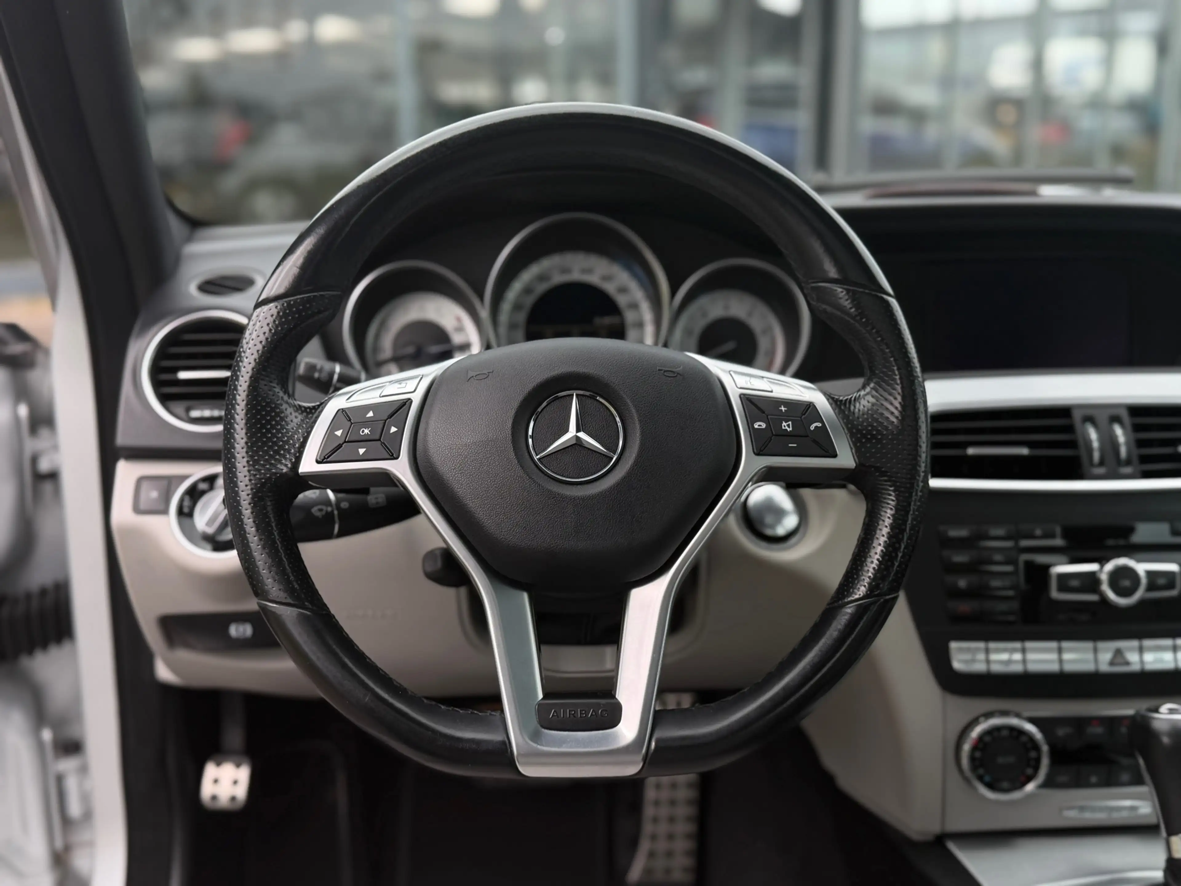 Mercedes-Benz C 350 Prestige Elegance AMG - Full Option - New Motor 12 — photo 13