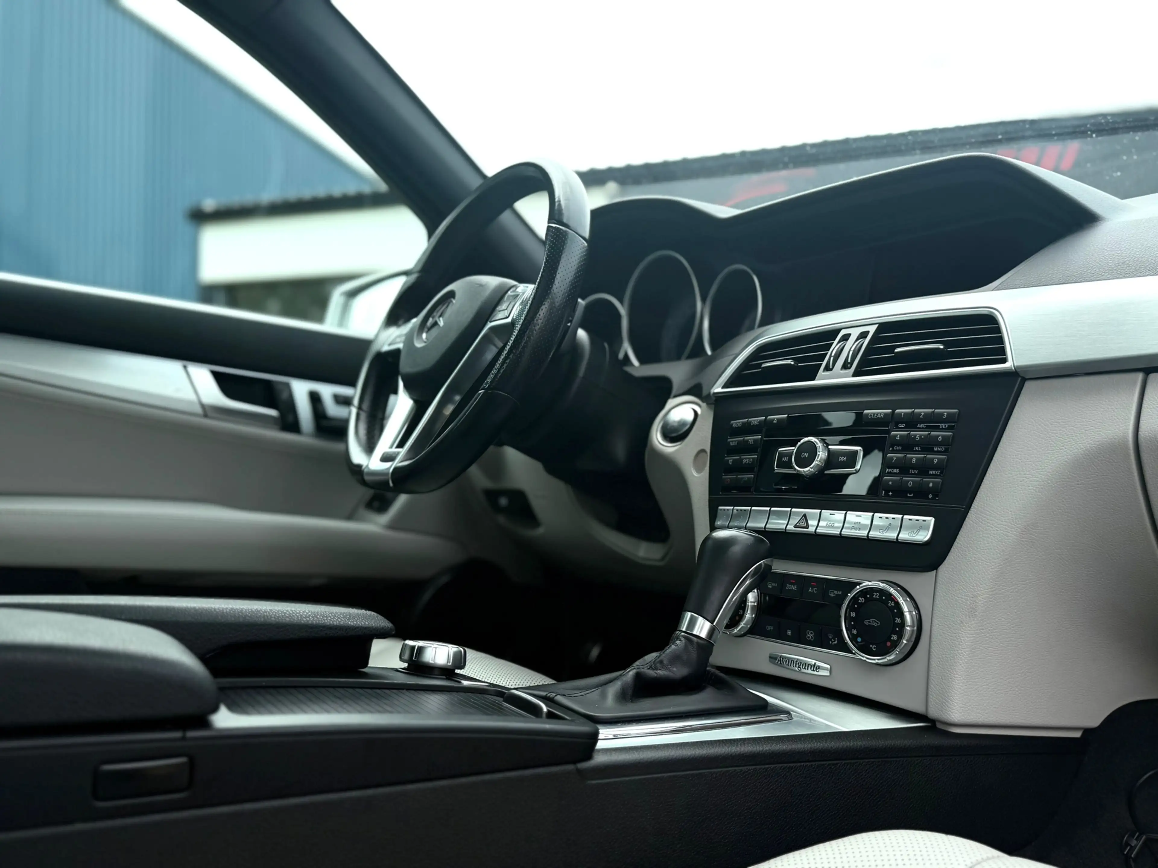 Mercedes-Benz C 350 Prestige Elegance AMG - Full Option - New Motor 12 — photo 12