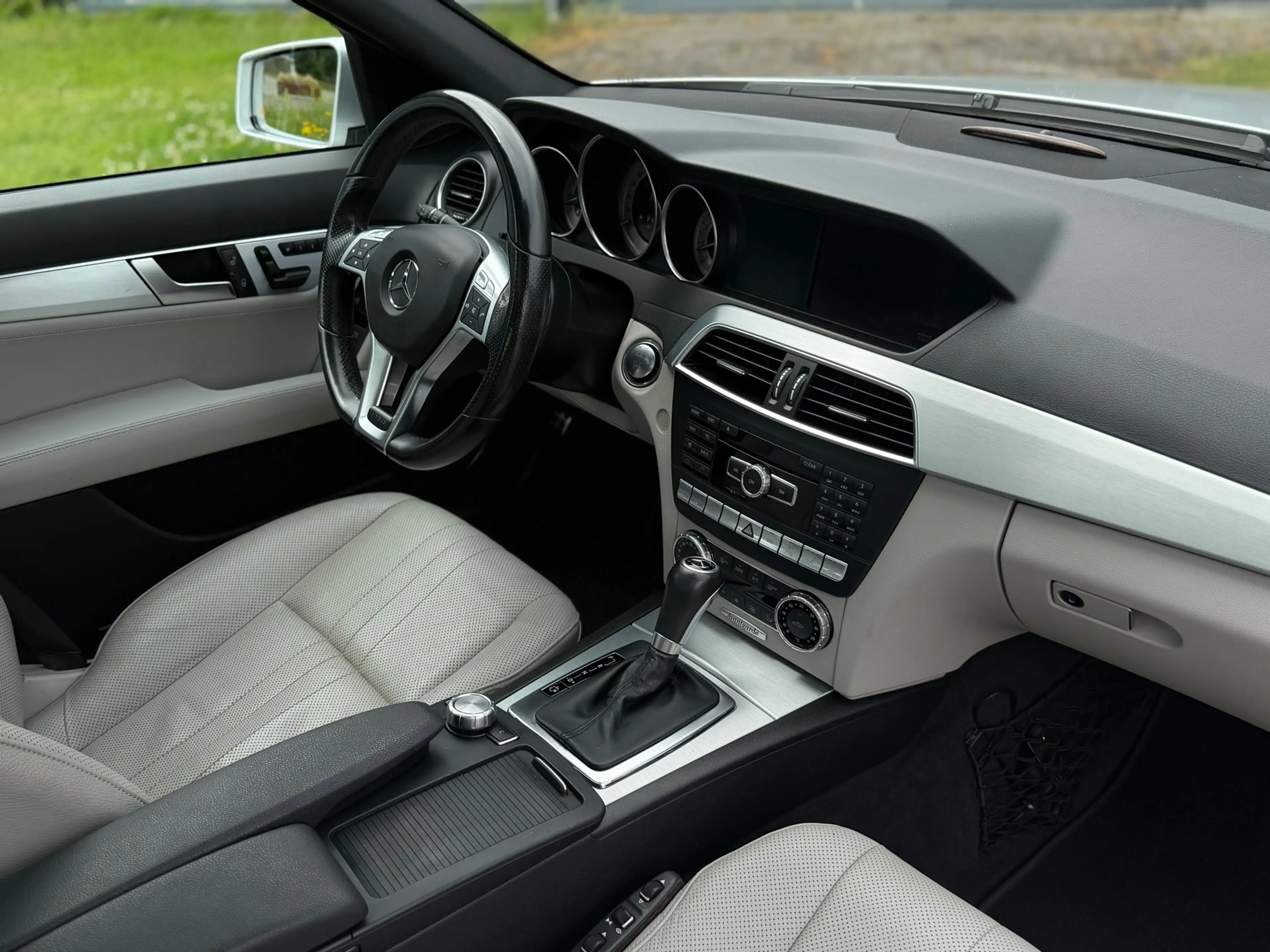 Mercedes-Benz C 350 Prestige Elegance AMG - Full Option - New Motor 12 — photo 11