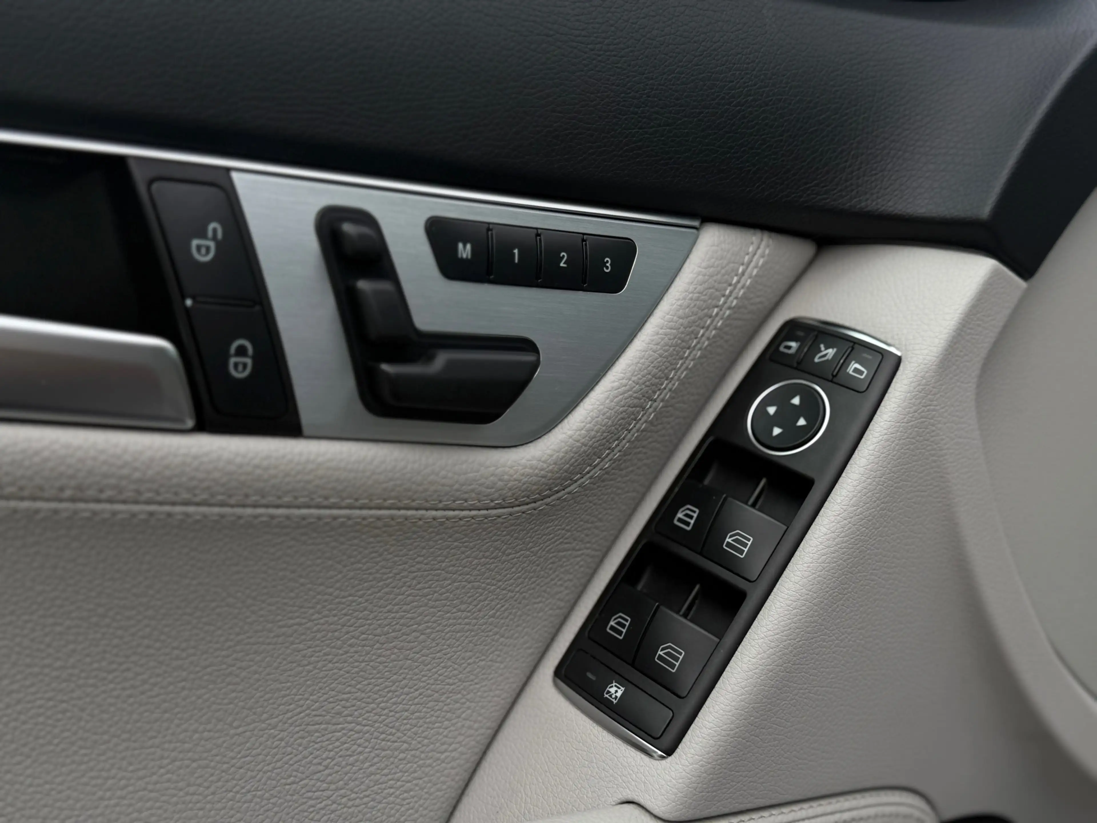 Mercedes-Benz C 350 Prestige Elegance AMG - Full Option - New Motor 12 — photo 21