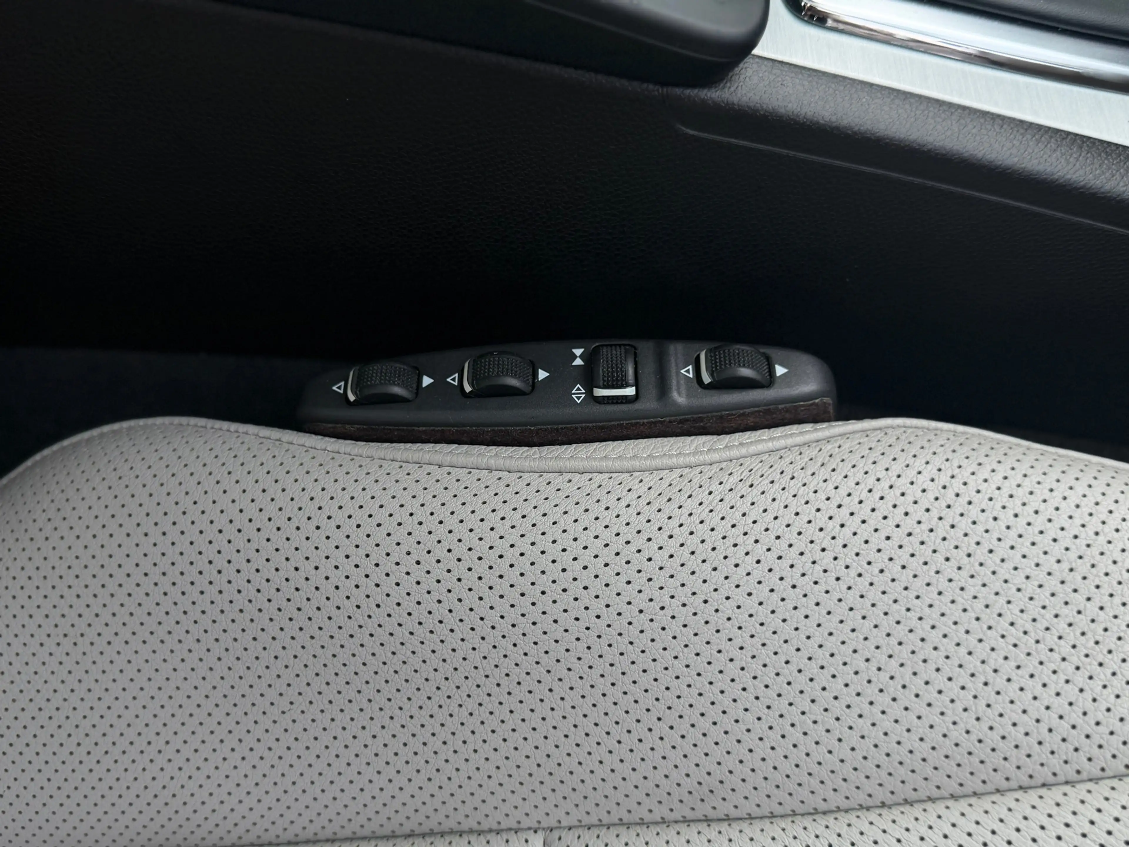 Mercedes-Benz C 350 Prestige Elegance AMG - Full Option - New Motor 12 — photo 25
