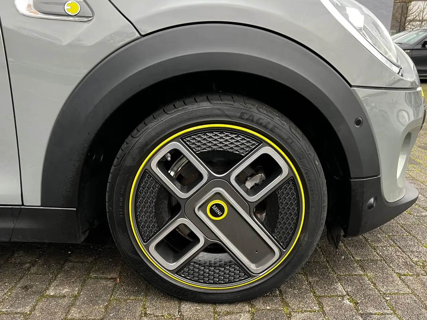 MINI Cooper SE Trim L Leder LED HuD Navi 17" Kamera Grau - 2