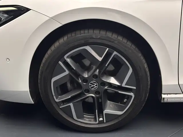 Volkswagen Passat view 9
