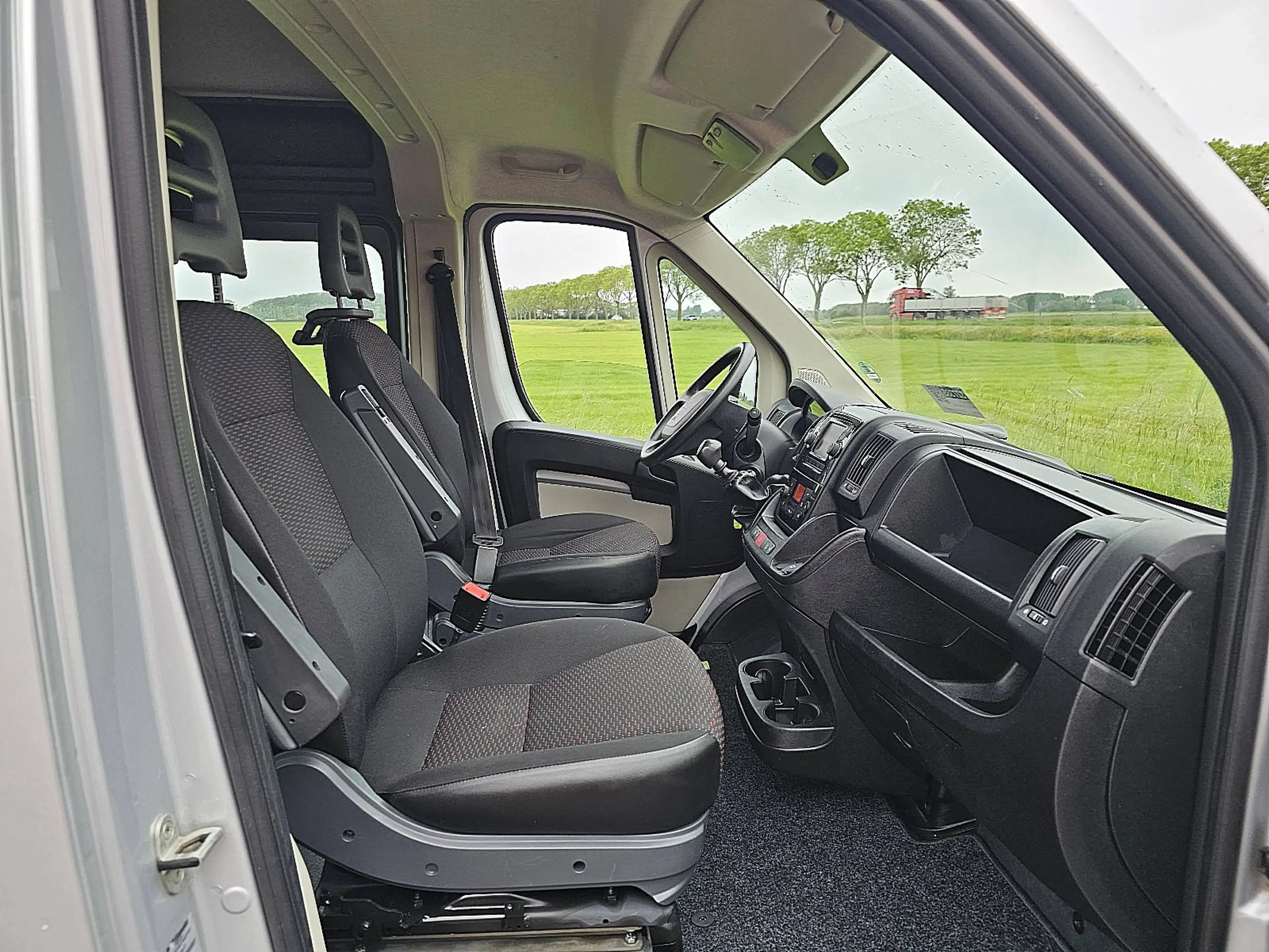 Peugeot Boxer 435 dc clima EURO6 — photo 7
