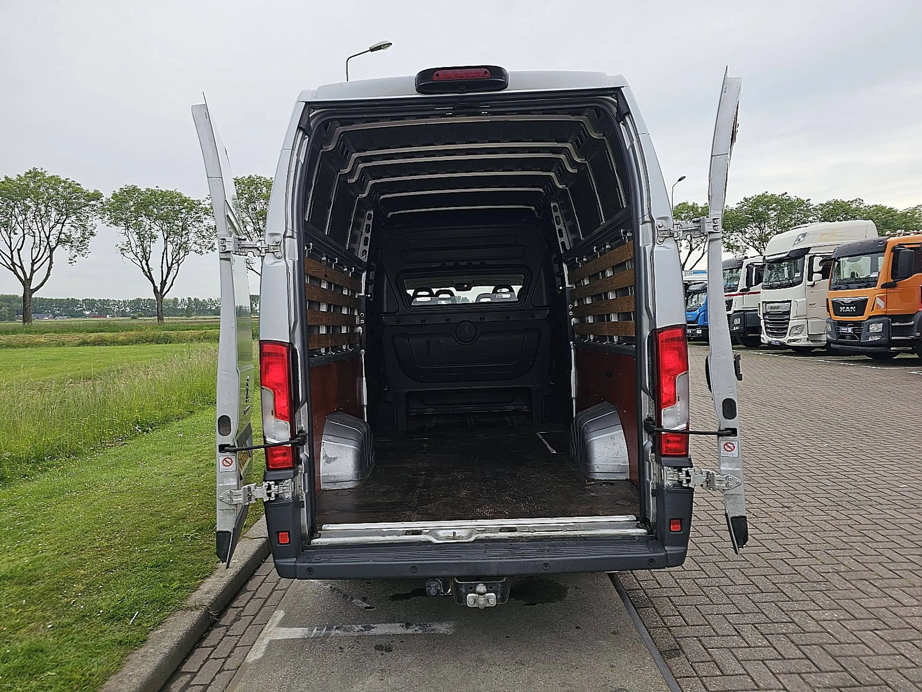 Peugeot Boxer 435 dc clima EURO6 — photo 12