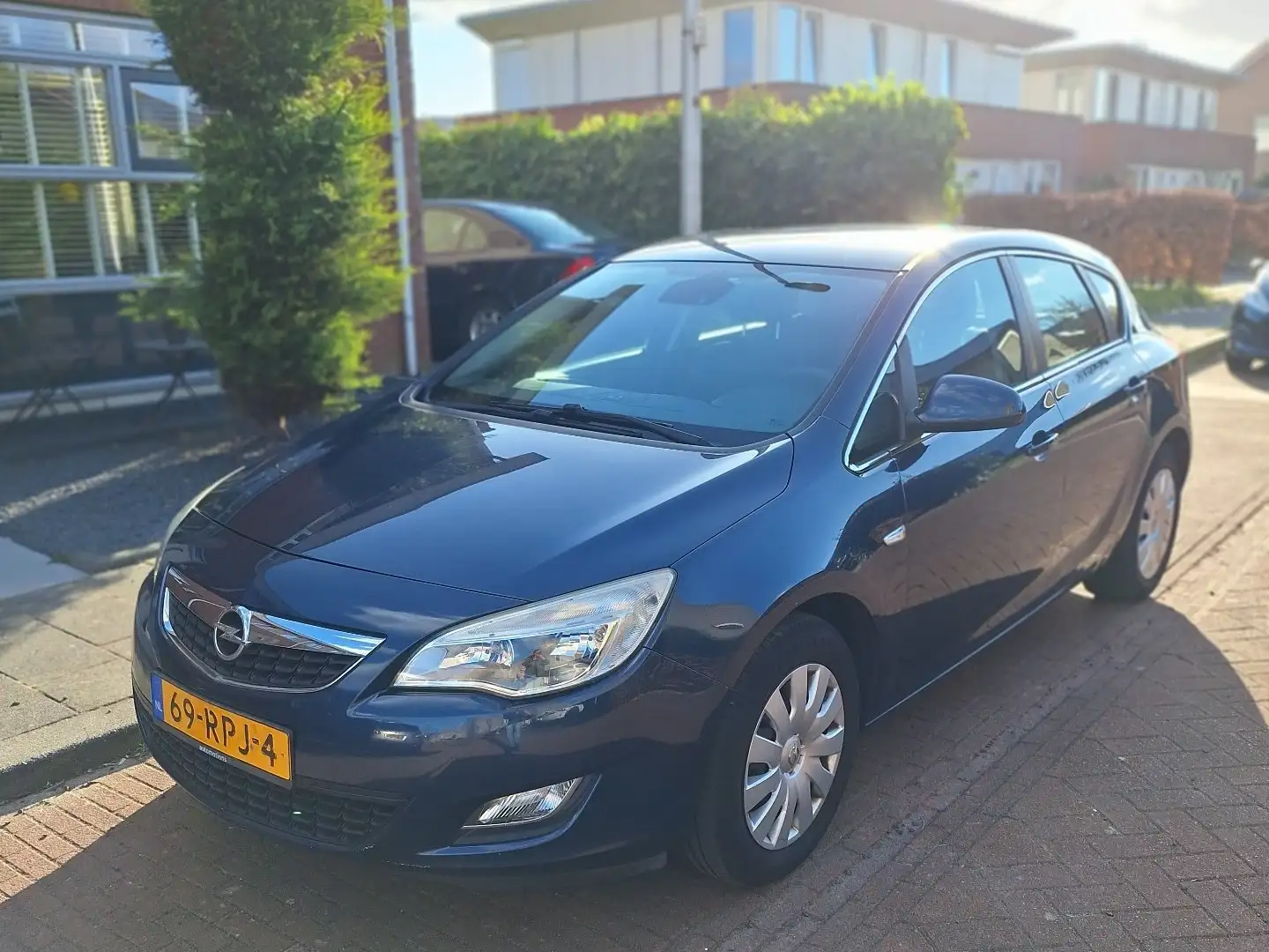 Opel Astra 1.4 Edition, navigatie, 2e eigenaar, dealer onder Синій - 1