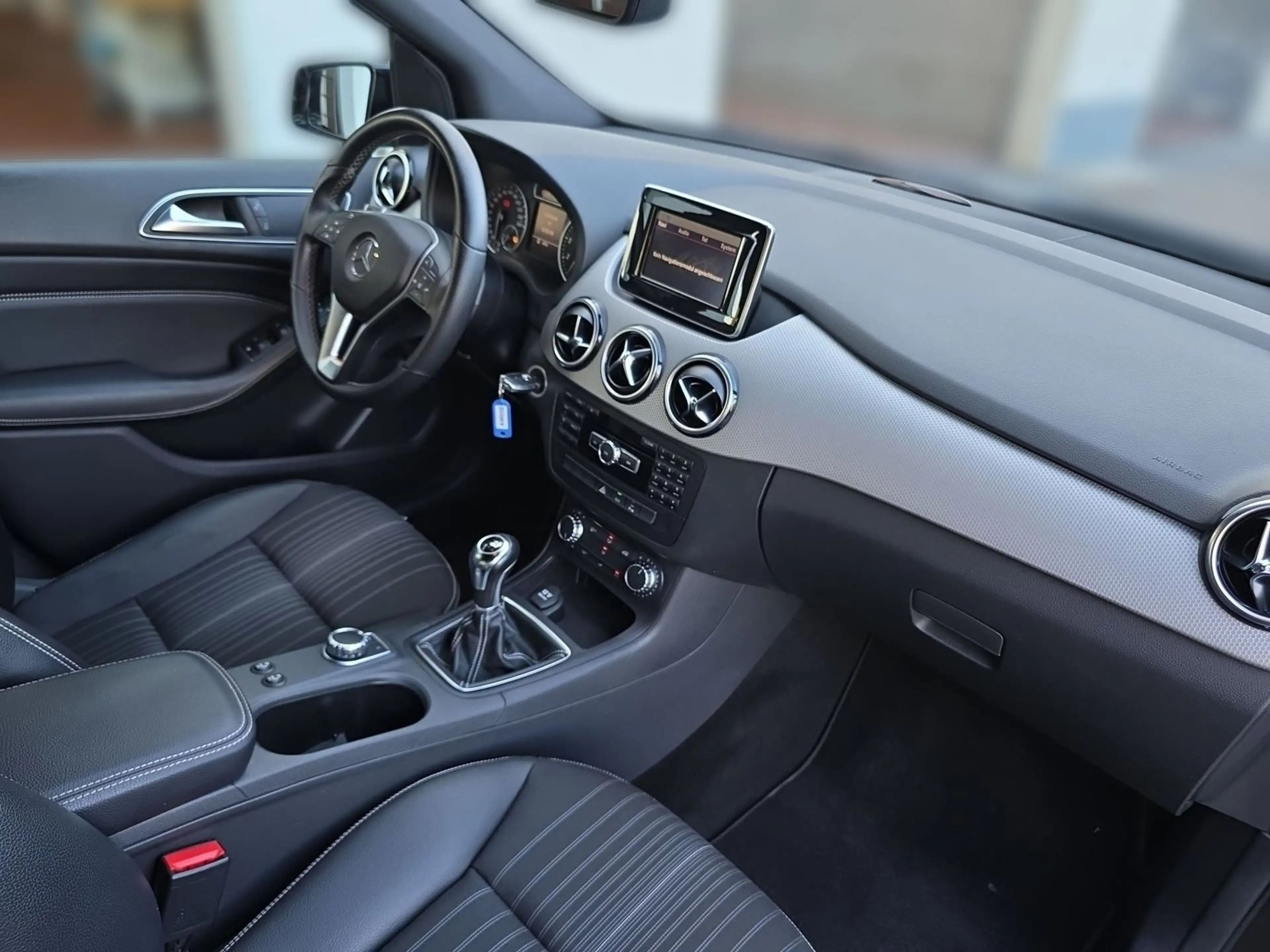 Mercedes-Benz B 200 B200 Edition 1 Standard Teilleder AHK Klima PDC — photo 14