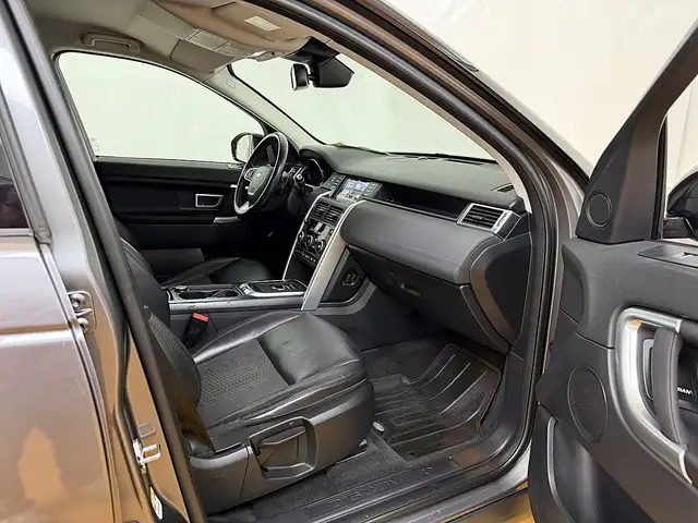 Land Rover Discovery Sport view 8