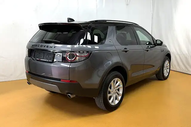 Land Rover Discovery Sport view 4