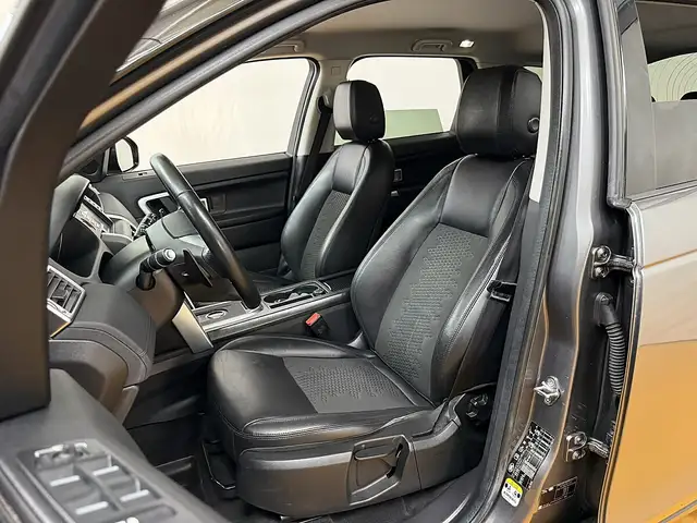 Land Rover Discovery Sport view 7