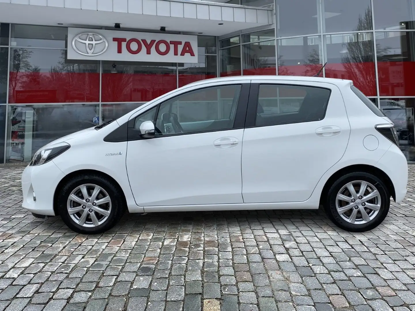 Toyota Yaris 1.5 Life Matrix AUT Kam. KlimaA PDC Wit - 2