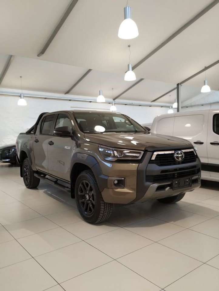 Toyota Hilux 2.8 D-4D A/T 4WD 48V 4 porte Double Cab Invincible