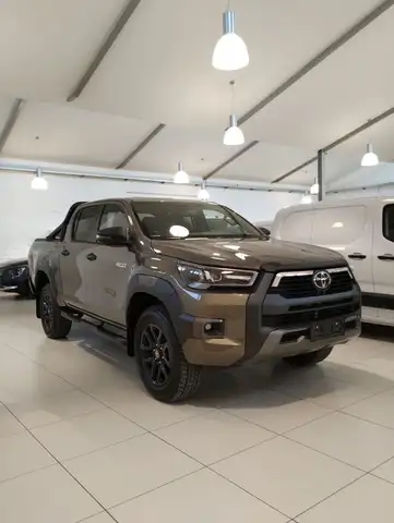 Toyota Hilux 2.8 D-4D A/T 4WD 48V 4 porte Double Cab Invincible