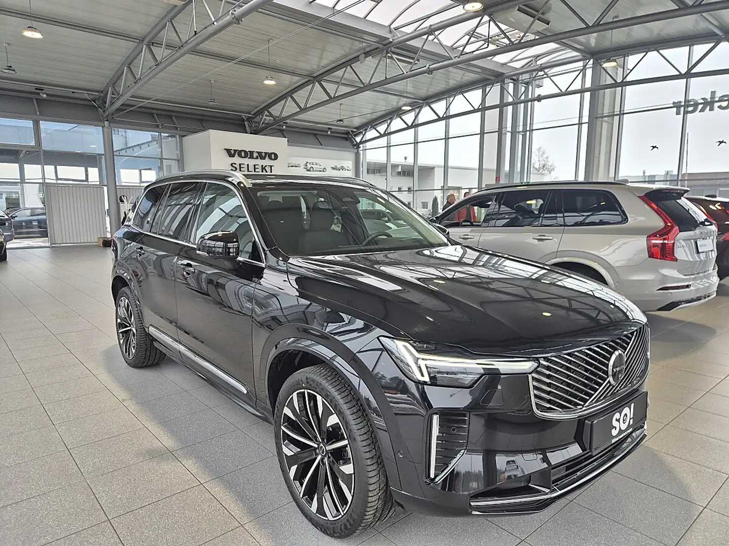 Volvo XC90 T8 AWD PHEV 18,8kWh Plus Bright Schwarz - 1