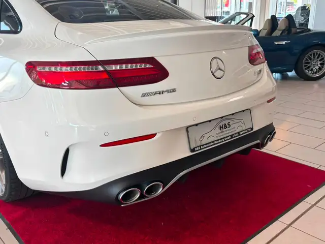 Mercedes-Benz E view 4