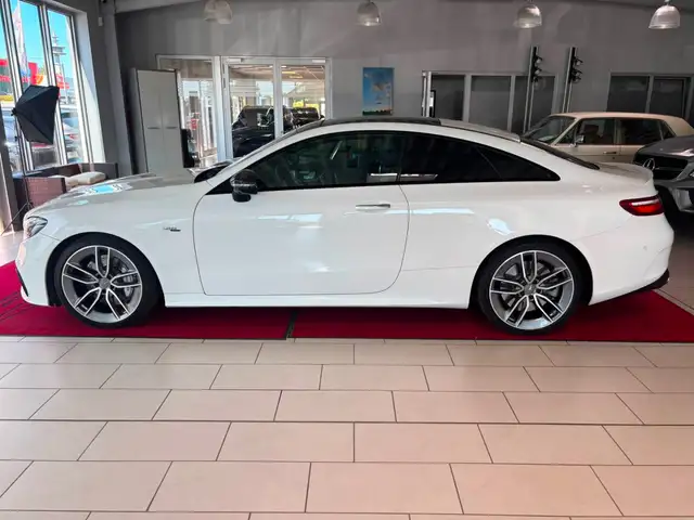 Mercedes-Benz E view 2