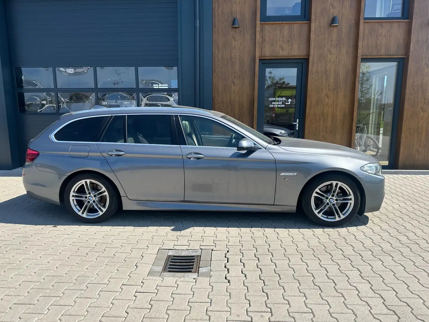 BMW 520 5-serie Touring 520d High Executive m uigevoerd, d Grijs - 2