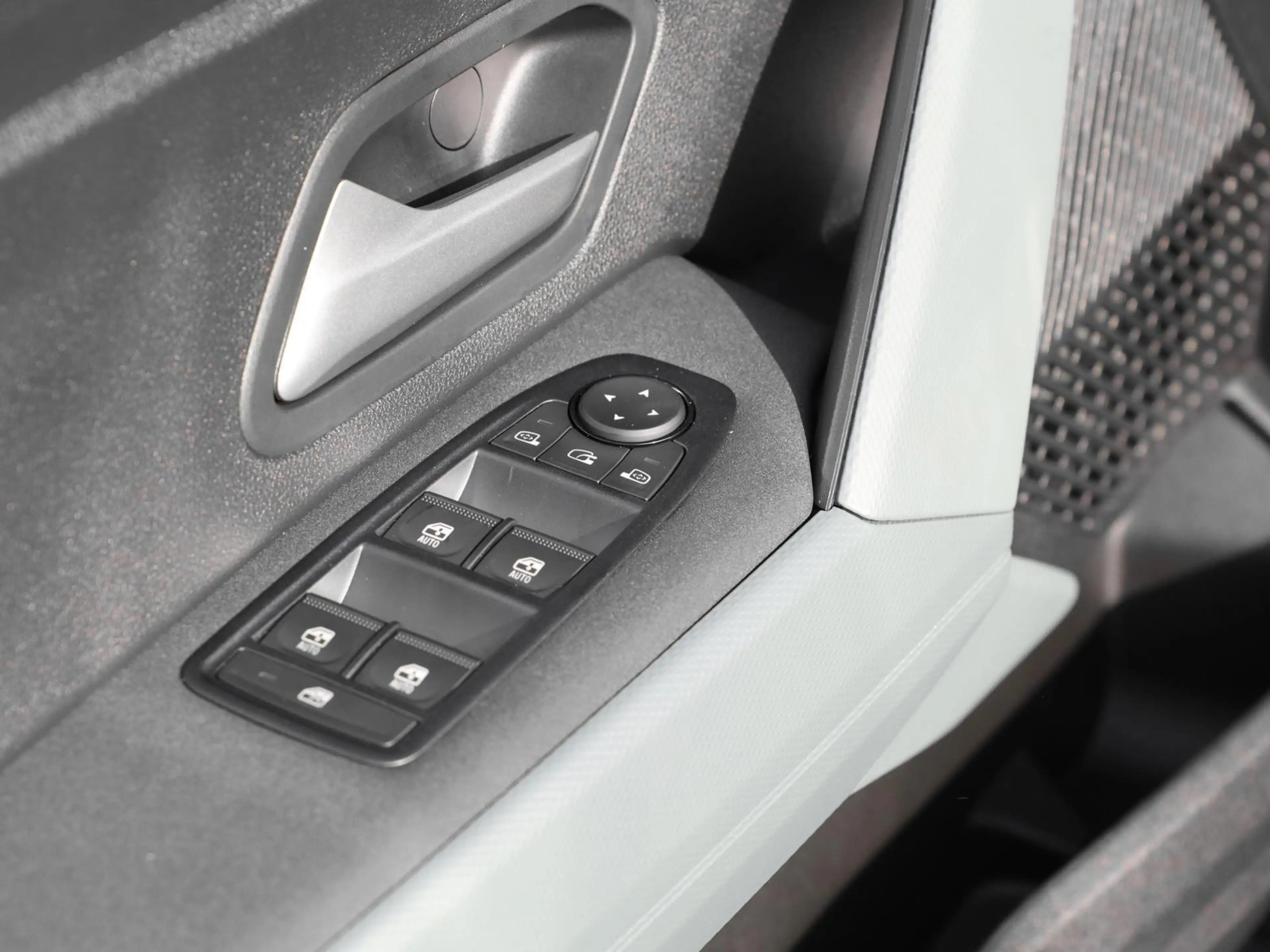 Dacia Bigster Extreme HYBRID 155 SD NAVI SHZ PDC KLIMA — photo 9