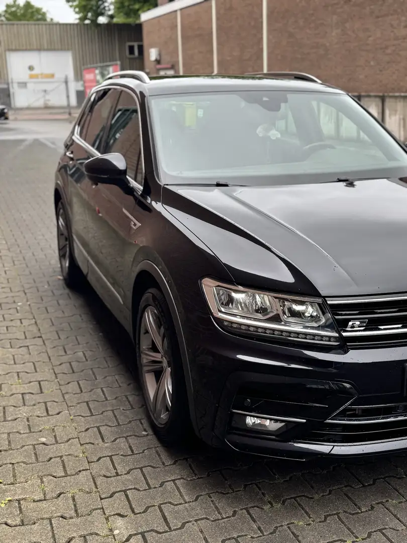 Volkswagen Tiguan 1.5 TSI Highl. Bus R Zwart - 1
