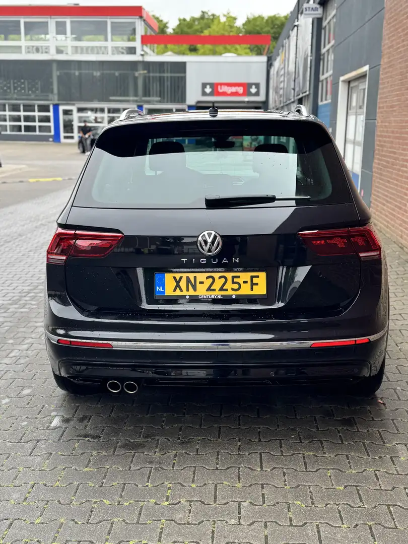 Volkswagen Tiguan 1.5 TSI Highl. Bus R Zwart - 2