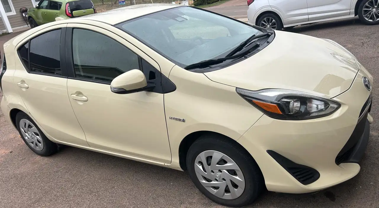 Toyota Prius c снимка Toyota Prius c