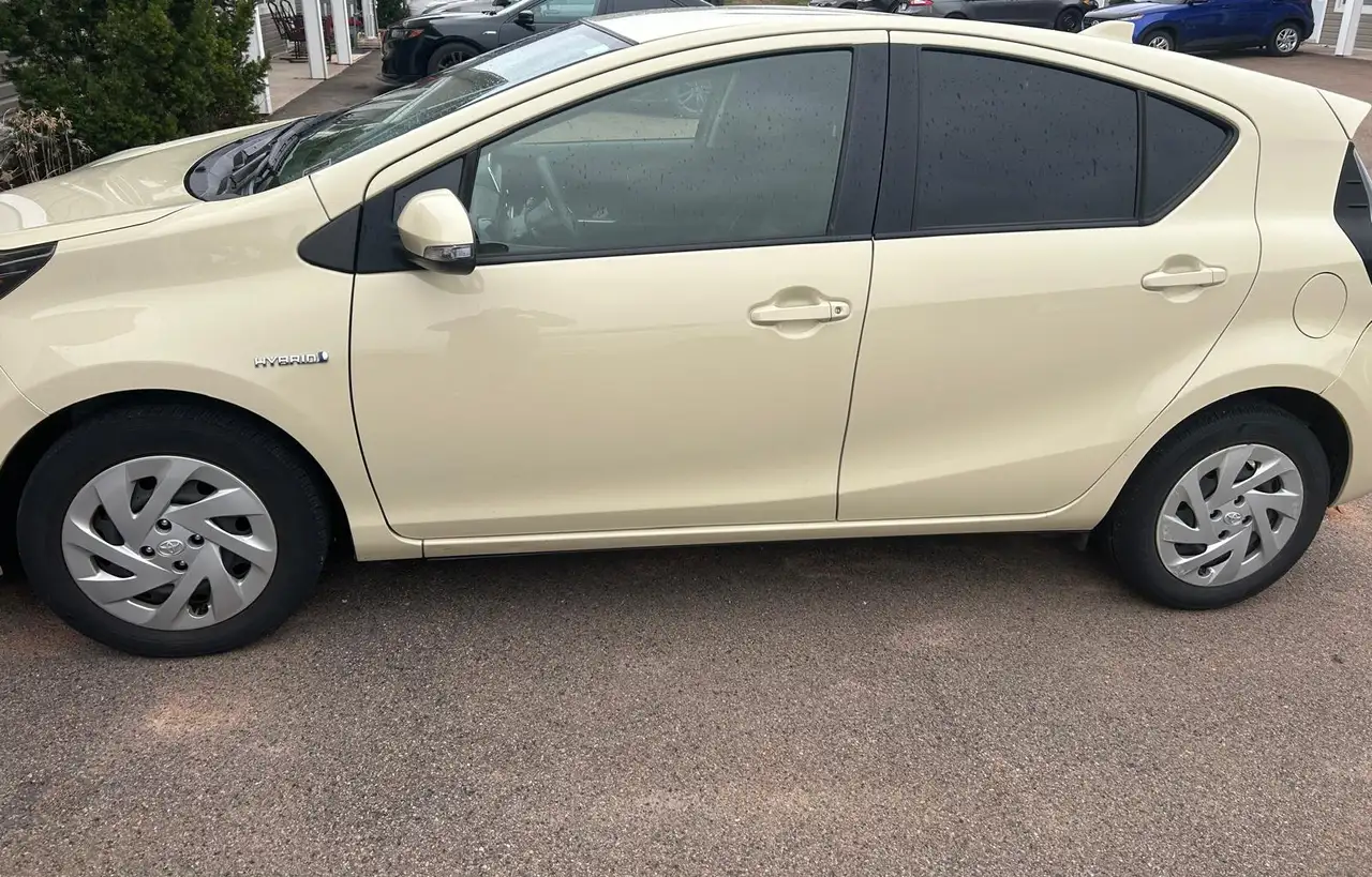 Toyota Prius c снимка Toyota Prius c
