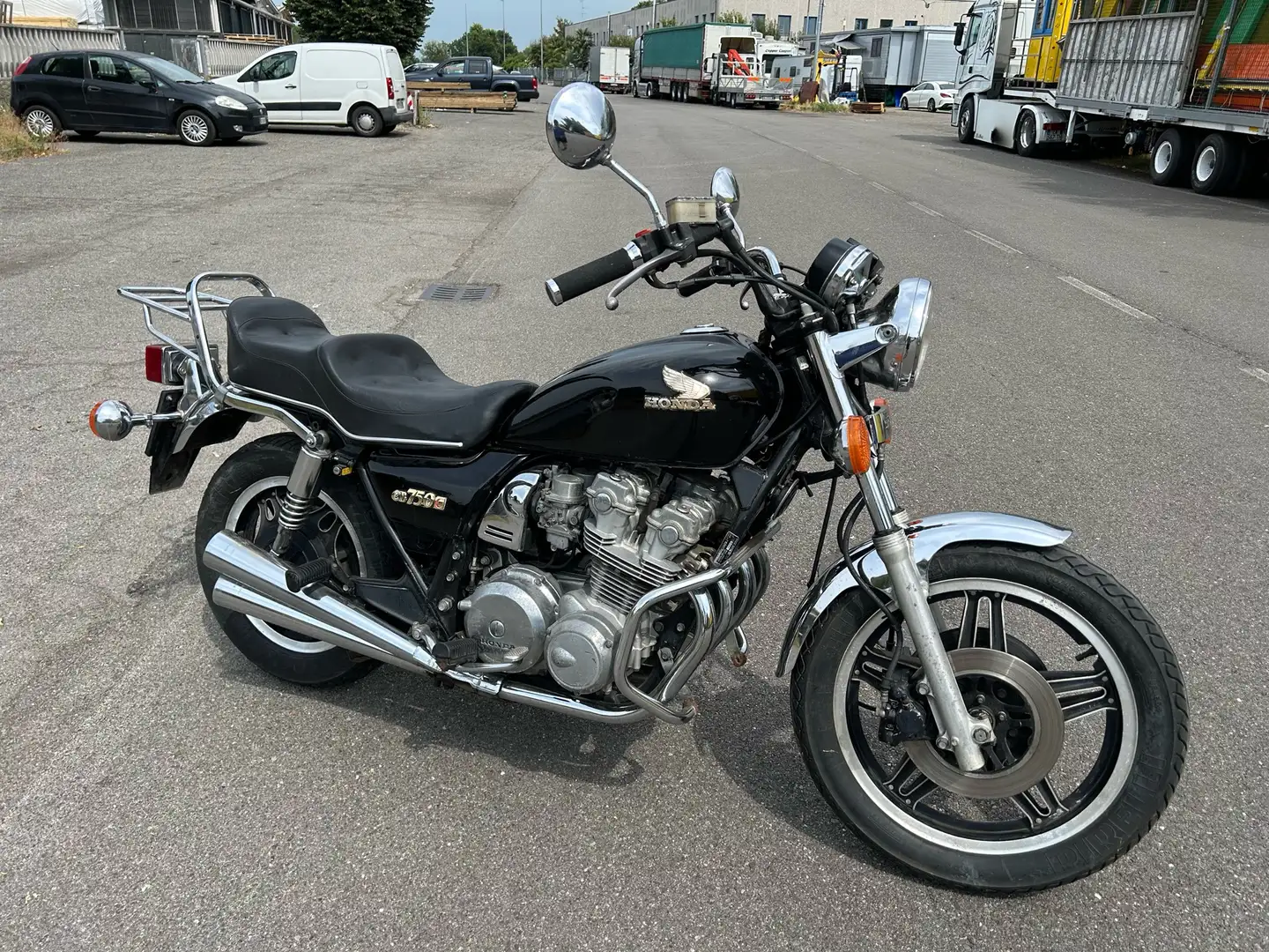Honda CB 750 CUSTOM - 2