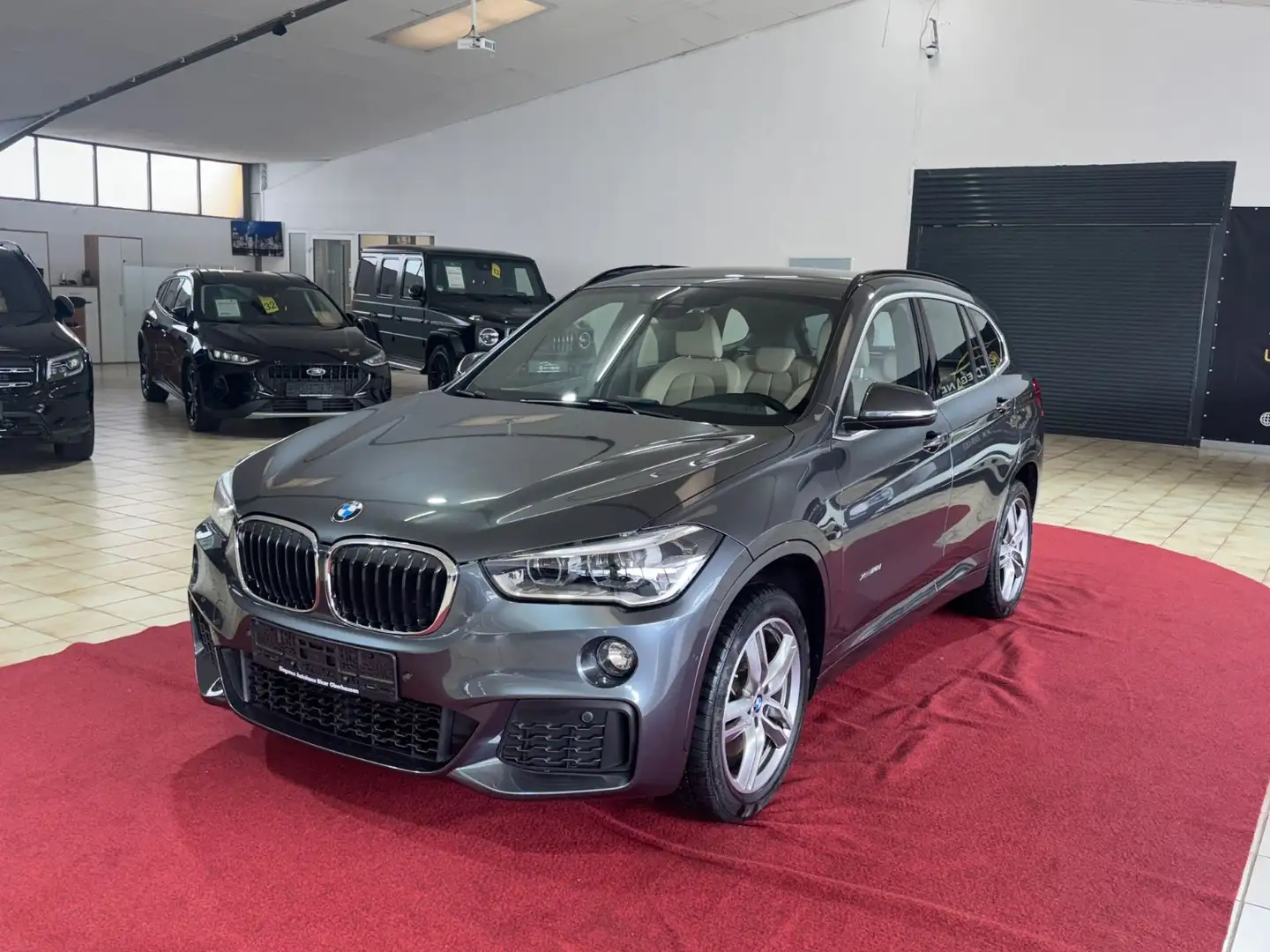 BMW X1 xDrive 20 i M Paket Grau - 1