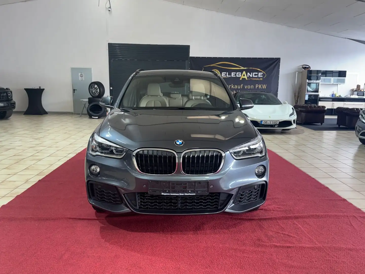 BMW X1 xDrive 20 i M Paket Grau - 2