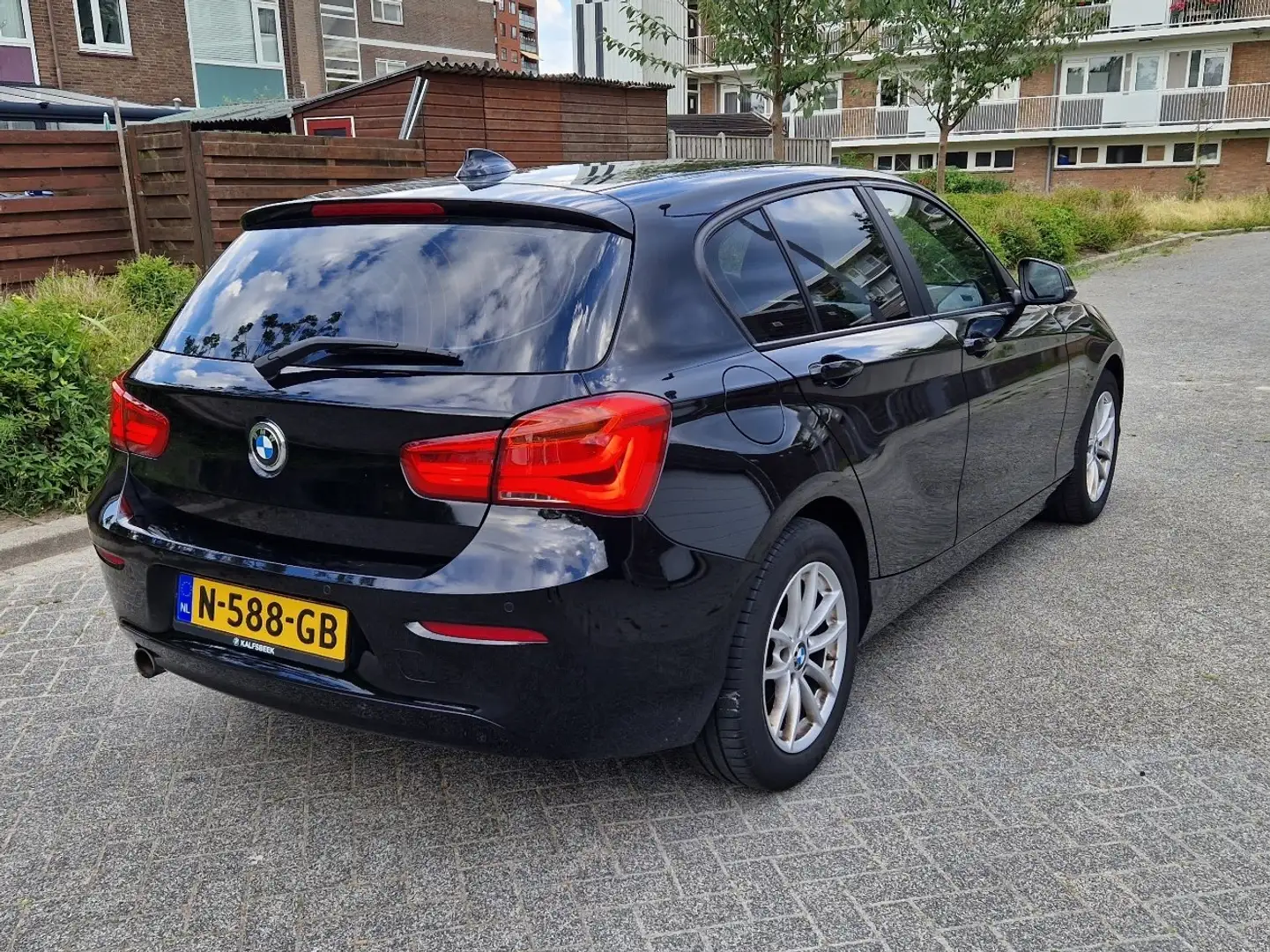BMW 118 118i Executive Zwart - 2